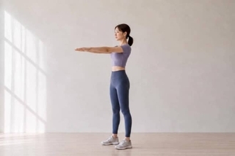 【お腹に力が入りにくい…】立ったまま30秒。姿勢を支える体幹に効く簡単エクササイズ