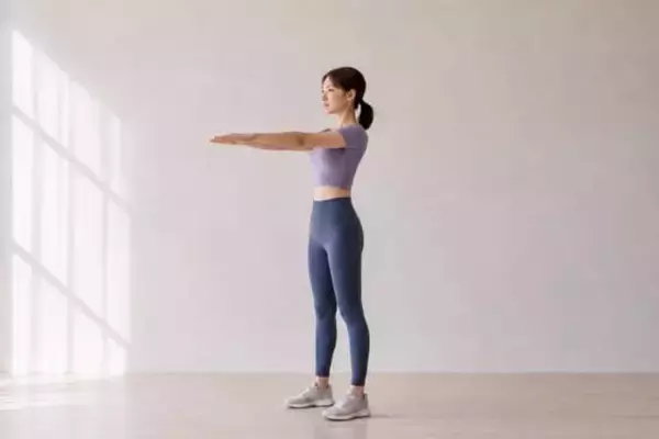 【お腹に力が入りにくい…】立ったまま30秒。姿勢を支える体幹に効く簡単エクササイズ
