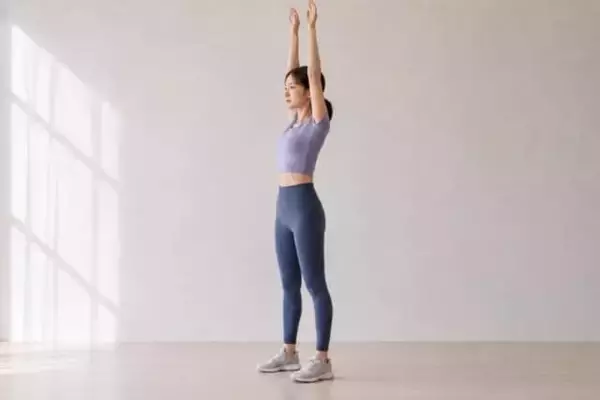 「【お腹に力が入りにくい…】立ったまま30秒。姿勢を支える体幹に効く簡単エクササイズ」の画像