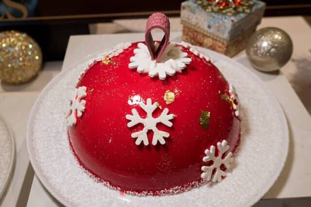 ハイセンスなクリスマスケーキを全国の【ヒルトン】で。テーマは「クリスマスオーナメントをめしあがれ」