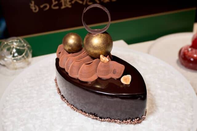 ハイセンスなクリスマスケーキを全国の【ヒルトン】で。テーマは「クリスマスオーナメントをめしあがれ」