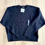 「【40代・50代】ユニクロ被りを回避！名品「スムースコットンセーター」を格上げするサイズ選びのコツと小物テク」の画像1