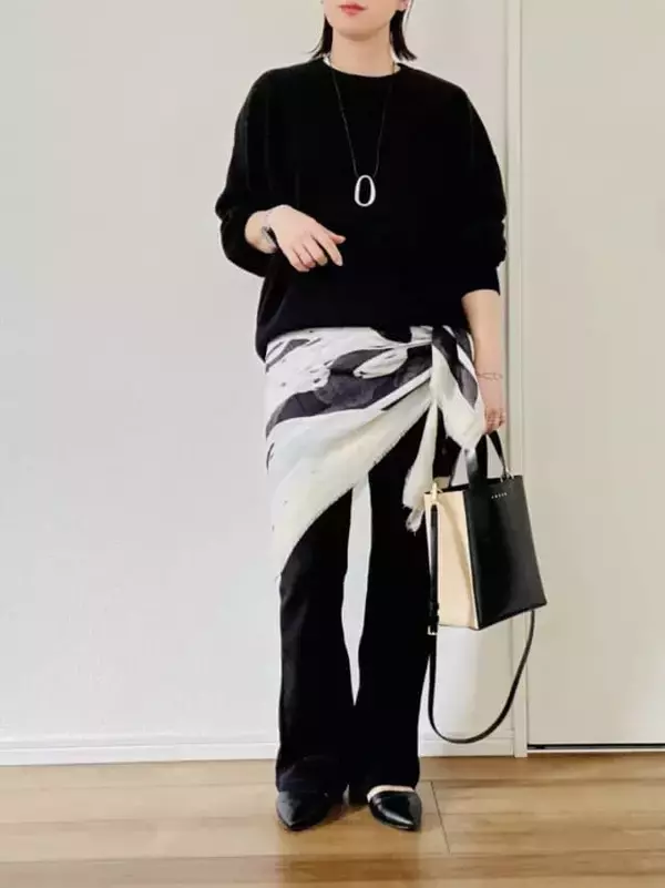 「【40代・50代】ユニクロ被りを回避！名品「スムースコットンセーター」を格上げするサイズ選びのコツと小物テク」の画像