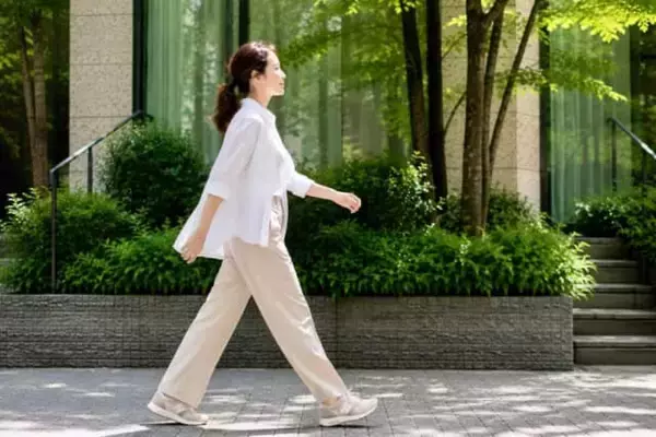 頑張って歩いているのに痩せない…。40代以降が見直したい“歩き方のクセ”