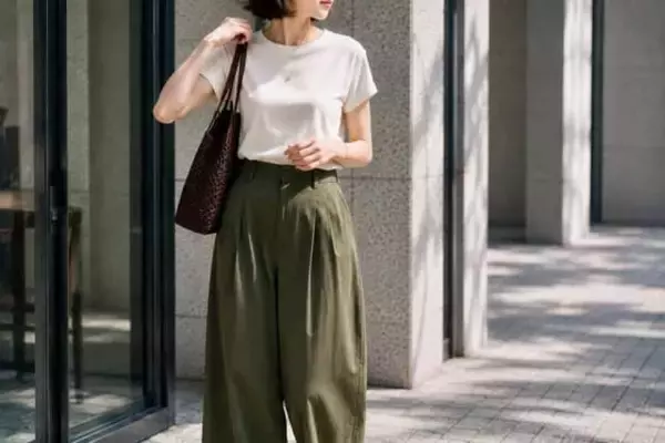 まだ長袖は暑いから。夏服のまま秋の気配を足す「深みカラー」の使い方３選