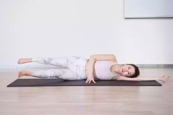 「太ももだけが痩せにくい人へ。１日１セット【脚全体の印象が変わる】簡単エクササイズ」の画像