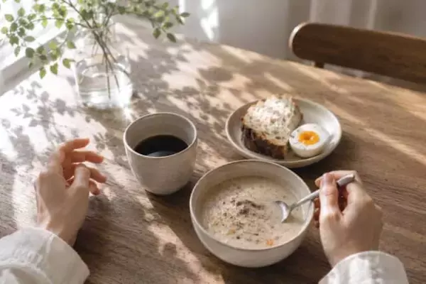 「空腹を我慢するほどダイエットに逆効果？40代以降が見直したい“食欲の整え方”」の画像
