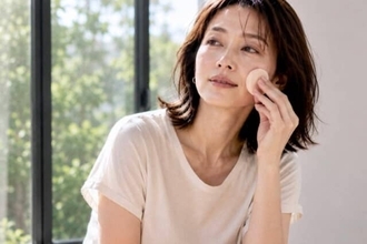 「崩れない」より、“ヨレても自然”。40代・50代が見直したい2026初夏メイク