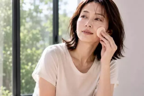 「崩れない」より、“ヨレても自然”。40代・50代が見直したい2026初夏メイク