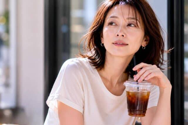 「崩れない」より、“ヨレても自然”。40代・50代が見直したい2026初夏メイク