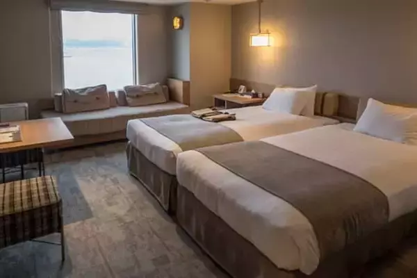 「露天風呂やラウンジが眺望抜群【東急ステイ函館朝市 灯の湯】リファの備品にもこだわるハイコスパなホテル」の画像