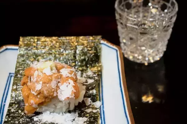 「星のや東京に【鮨 大手門】がオープン。創造性豊かな江戸前鮨と酒肴に舌つづみ。今なら外来も受付中」の画像