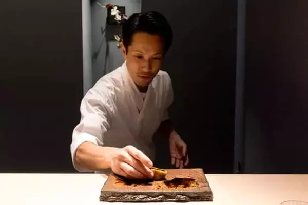 「星のや東京に【鮨 大手門】がオープン。創造性豊かな江戸前鮨と酒肴に舌つづみ。今なら外来も受付中」の画像