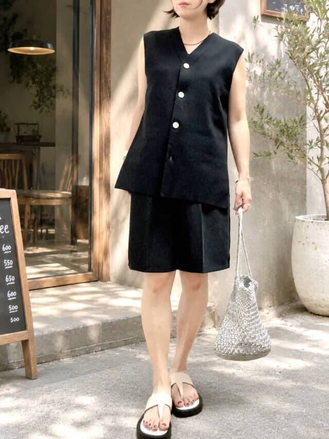 40代からの二の腕悩みをおしゃれに解決！PLST「コットンブレンドVネックニットベスト」で叶う細見えコーデ３選