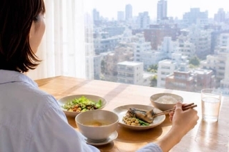 野菜から食べた方が痩せる？40代以降が知っておきたい“食べる順番”の話