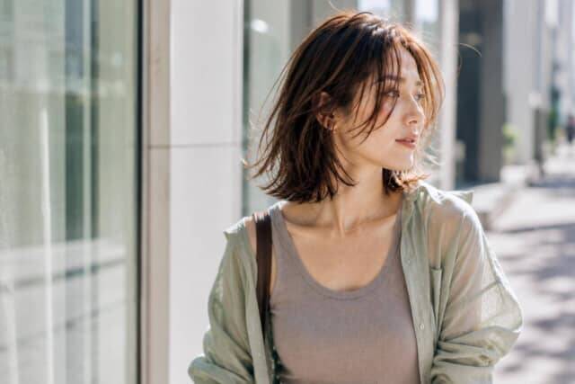 外ハネ vs 内巻き、2026初夏に若見えするのはどっち？大人ヘアの正解バランス