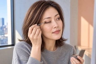 秋色アイシャドウ、締め色を横一線に入れてない？大人は「中央を抜く」と軽やか