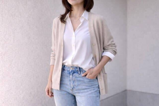 春前の白シャツが“こなれない”原因はボタンの位置。40代・50代が見直すべきは「首元バランス」