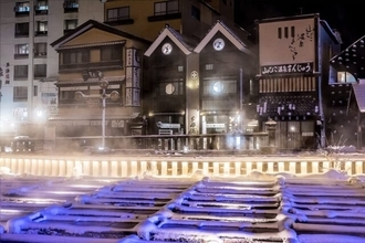 湯畑に面した絶好のロケーション。草津温泉【湯畑草菴】は雰囲気良好な“素泊まり宿”