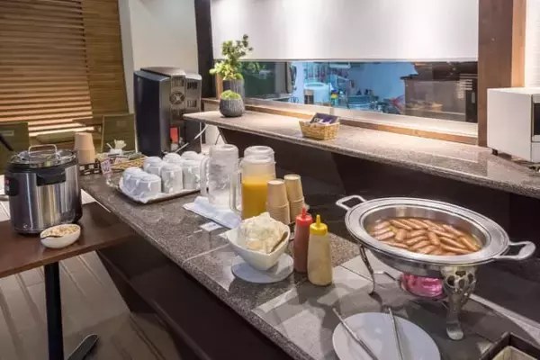 「湯畑に面した絶好のロケーション。草津温泉【湯畑草菴】は雰囲気良好な“素泊まり宿”」の画像