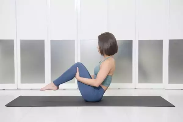 ぽっこりお腹と猫背を同時にケア！１日５回【腰まわり＆体幹を鍛える】簡単エクササイズ