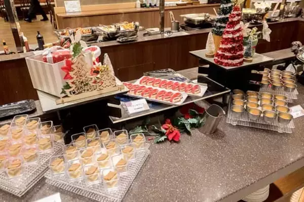 「朝夕のビュッフェで北海道の味を満喫。【函館・湯の川温泉 ホテル万惣】ではお寿司や海鮮も食べ放題」の画像