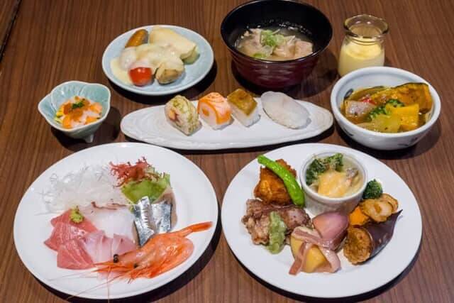 朝夕のビュッフェで北海道の味を満喫。【函館・湯の川温泉 ホテル万惣】ではお寿司や海鮮も食べ放題