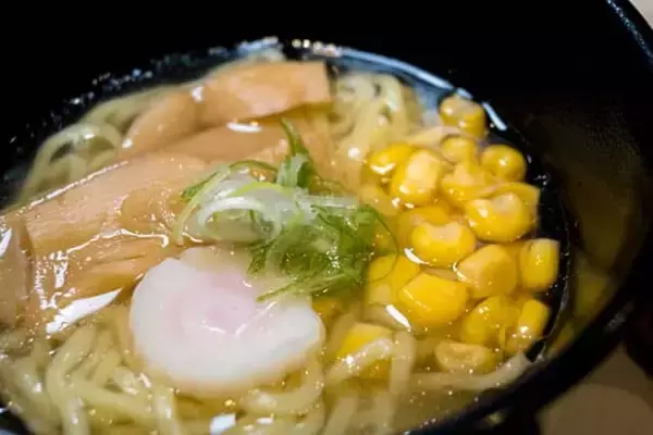 「朝夕のビュッフェで北海道の味を満喫。【函館・湯の川温泉 ホテル万惣】ではお寿司や海鮮も食べ放題」の画像