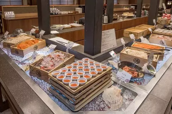 「朝夕のビュッフェで北海道の味を満喫。【函館・湯の川温泉 ホテル万惣】ではお寿司や海鮮も食べ放題」の画像