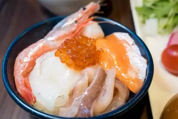「朝夕のビュッフェで北海道の味を満喫。【函館・湯の川温泉 ホテル万惣】ではお寿司や海鮮も食べ放題」の画像