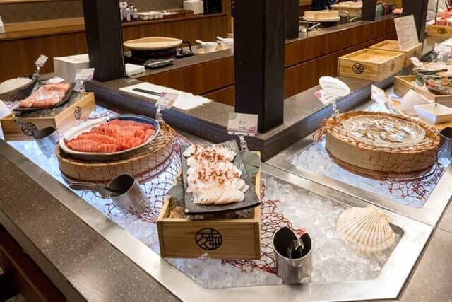 朝夕のビュッフェで北海道の味を満喫。【函館・湯の川温泉 ホテル万惣】ではお寿司や海鮮も食べ放題
