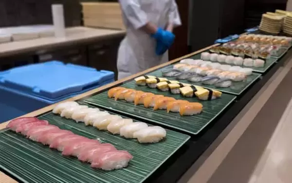 「朝夕のビュッフェで北海道の味を満喫。【函館・湯の川温泉 ホテル万惣】ではお寿司や海鮮も食べ放題」の画像