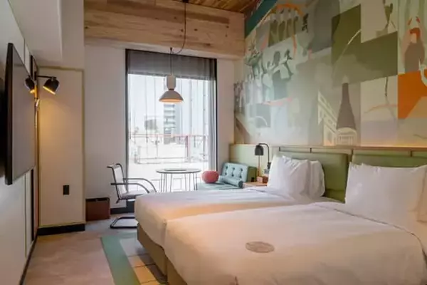 「滞在が楽しいハイセンスな最新ホテル。ポップでカラフルな【キャプション by Hyatt 兜町 東京】」の画像