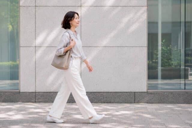 印象は服やメイクより“姿勢”で変わる？自然と若く見える人の立ち方＆歩き方