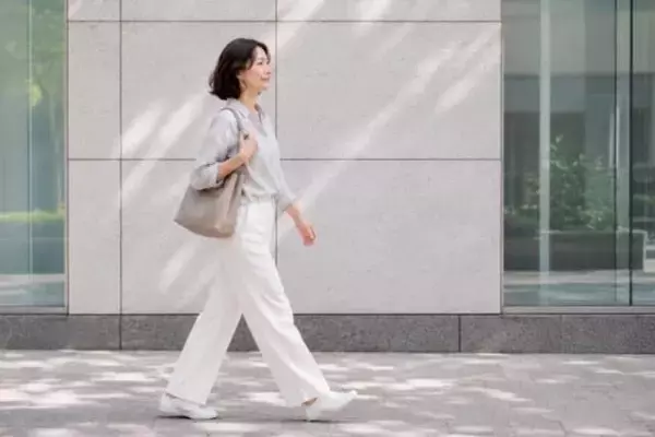 「印象は服やメイクより“姿勢”で変わる？自然と若く見える人の立ち方＆歩き方」の画像