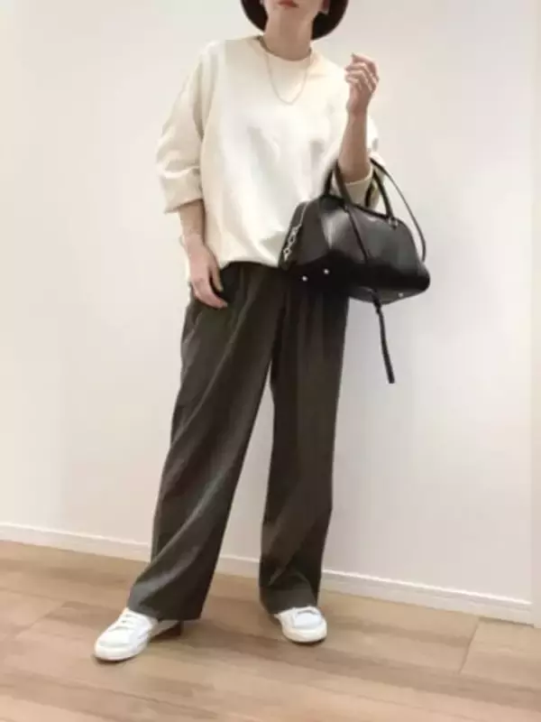 「大バズりアイテムを着回し。【ユニクロ】名品「タックワイドパンツ」で充実の秋コーデを」の画像