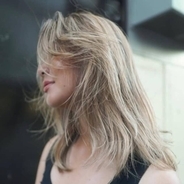 ダメージを低減。ブリーチを活用して今っぽく白髪をカバーする【ヘアケア】のポイント