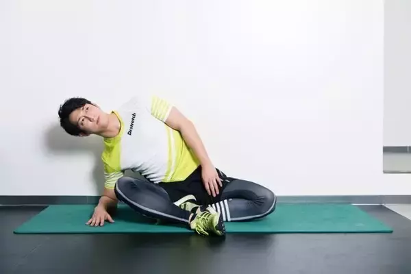 「“体側ほぐし”で体バランスが整う。１日１分【ウエストにくびれを取り戻す】簡単ストレッチ」の画像