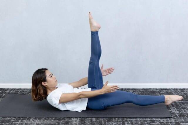 ぽっこり下腹と腰まわり全体にアプローチ。細見えを狙う大人世代の簡単“体幹”エクササイズ