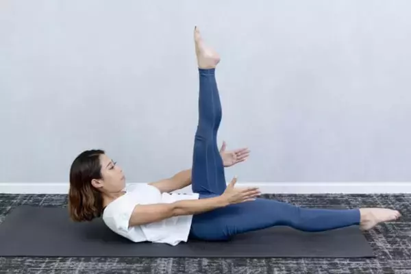 「ぽっこり下腹と腰まわり全体にアプローチ。細見えを狙う大人世代の簡単“体幹”エクササイズ」の画像