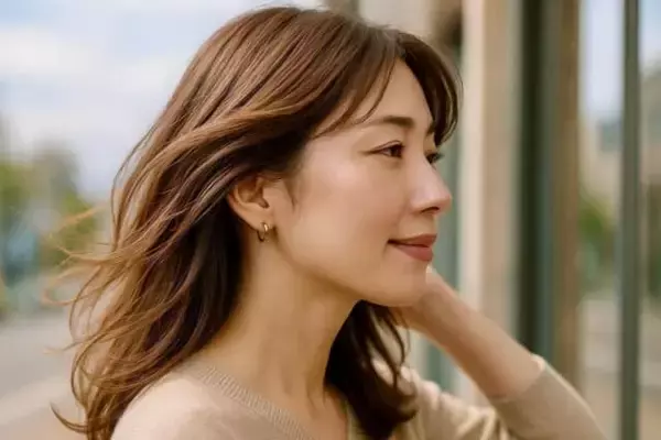 「“若作り感ゼロ”で若見えする。モサッと髪を解消【大人のゆる巻きヘアアレンジ】のコツ」の画像