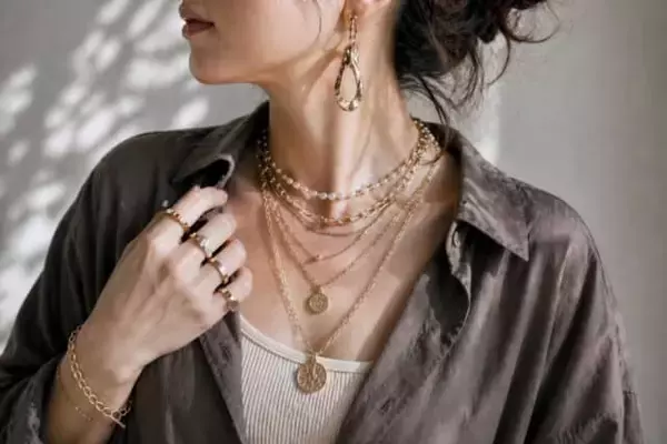 【40代・50代】そのアクセ、足しすぎかも？若見えする人は“１点主役”で整えている