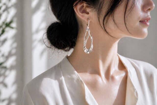 【40代・50代】そのアクセ、足しすぎかも？若見えする人は“１点主役”で整えている