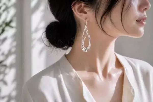 「【40代・50代】そのアクセ、足しすぎかも？若見えする人は“１点主役”で整えている」の画像