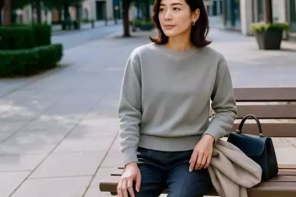 「昔のままだと“おば見え”。この冬の「スウェット」は【きれいめシルエット】が正解です」の画像