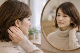 冬の首元が“もっさり見え”しない。コート＆マフラーと相性のいい「大人の冬ヘアの整え方」