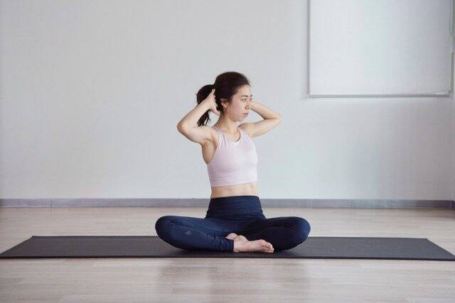 体重は変わらないのにお腹だけ緩む…。腰を“ねじる習慣”でくびれ印象を取り戻す簡単メソッド