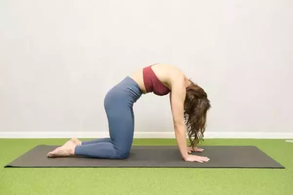 「なんだか太って見える…？１日５回【背中のコリをゆるめて細見えする体へ導く】簡単ポーズ」の画像