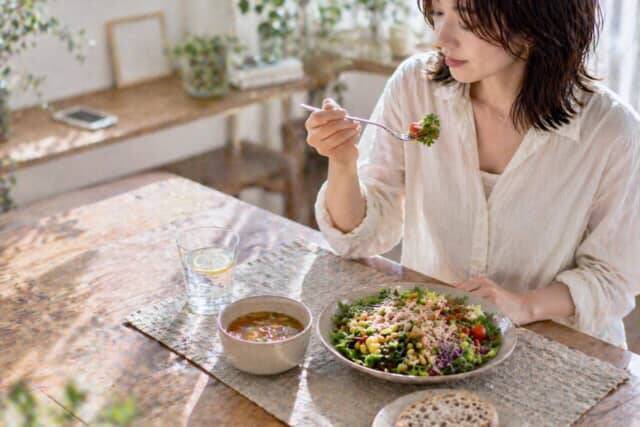 ヘルシーな食事のはずなのに変わらない…。40代以降に増える“食べ方のクセ”とは