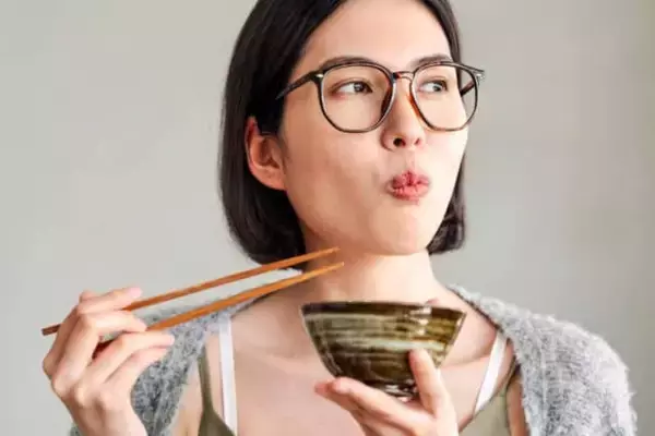 “最初の５分”で食べすぎを防ぐ。早食いはNG【満腹感を得る】簡単ダイエットテク